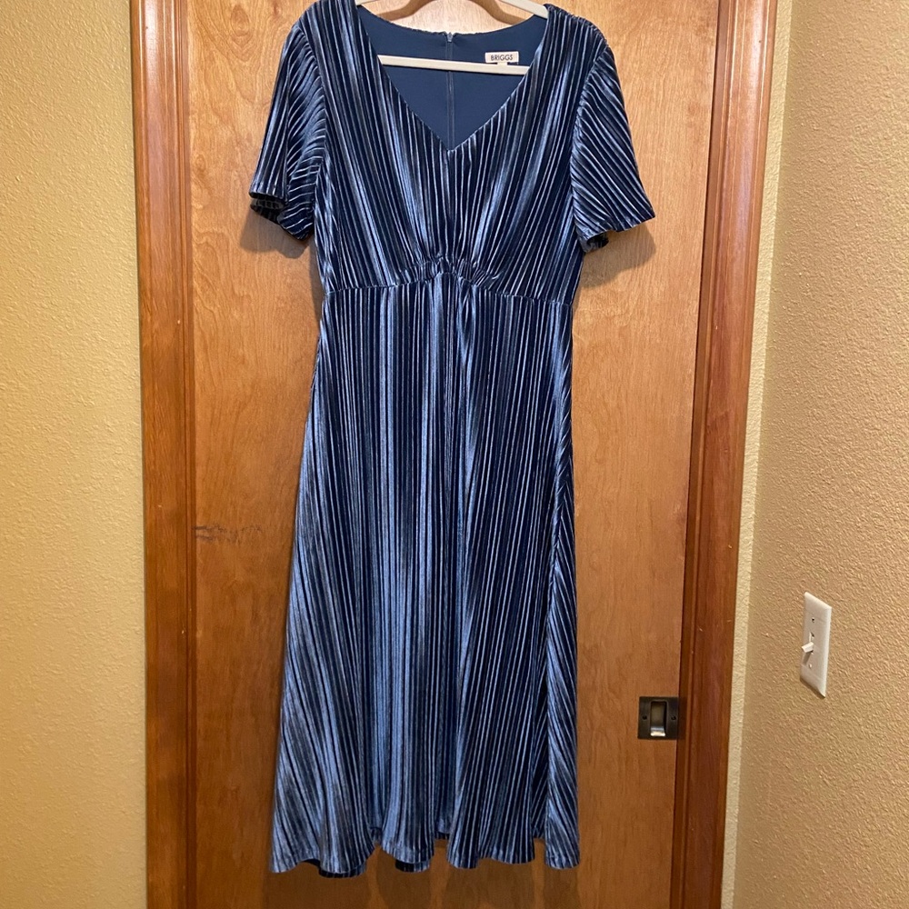 Briggs New York Blue V-Neck Short Sleeve Velvet Midi Dress